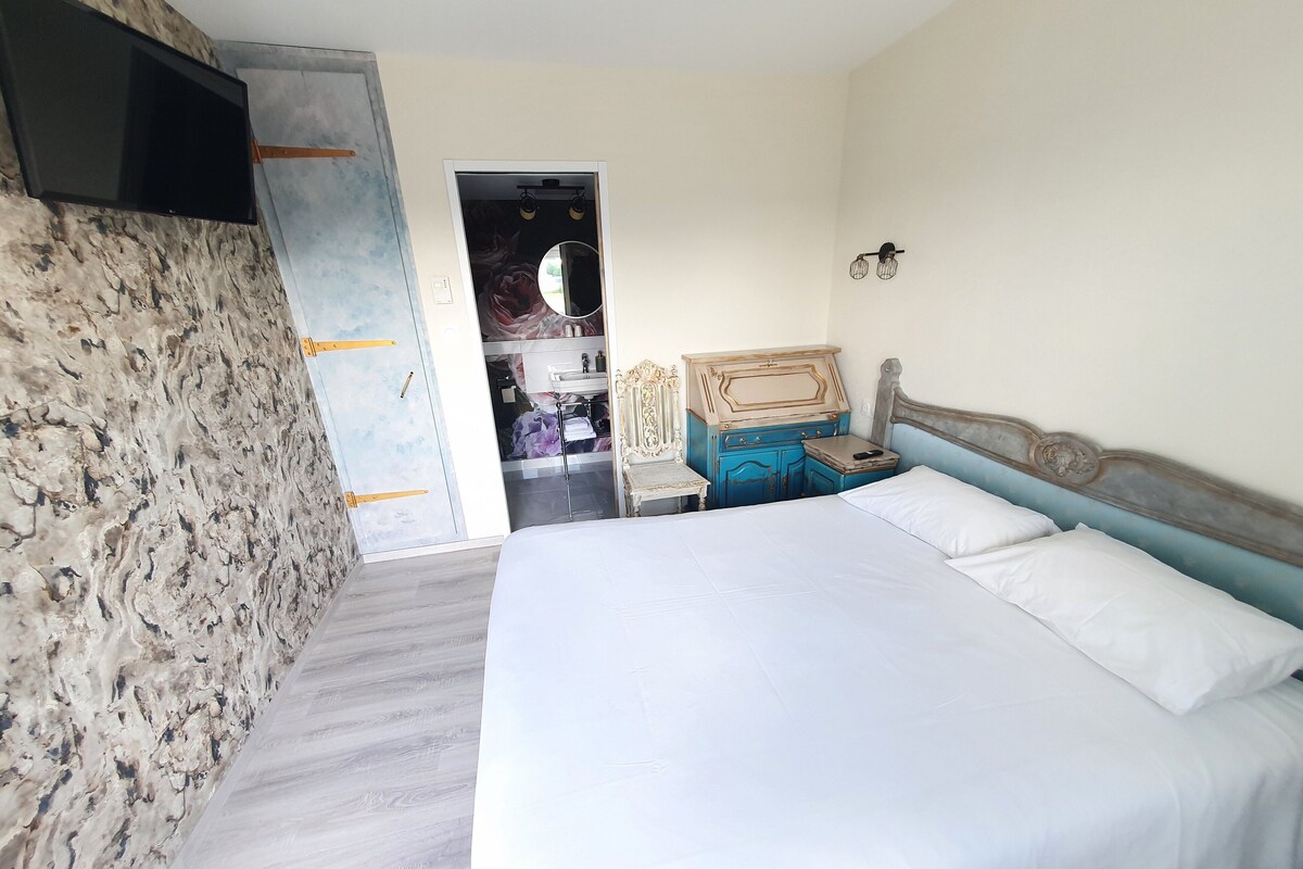Desk, soundproofing, WiFi (free), bed sheets