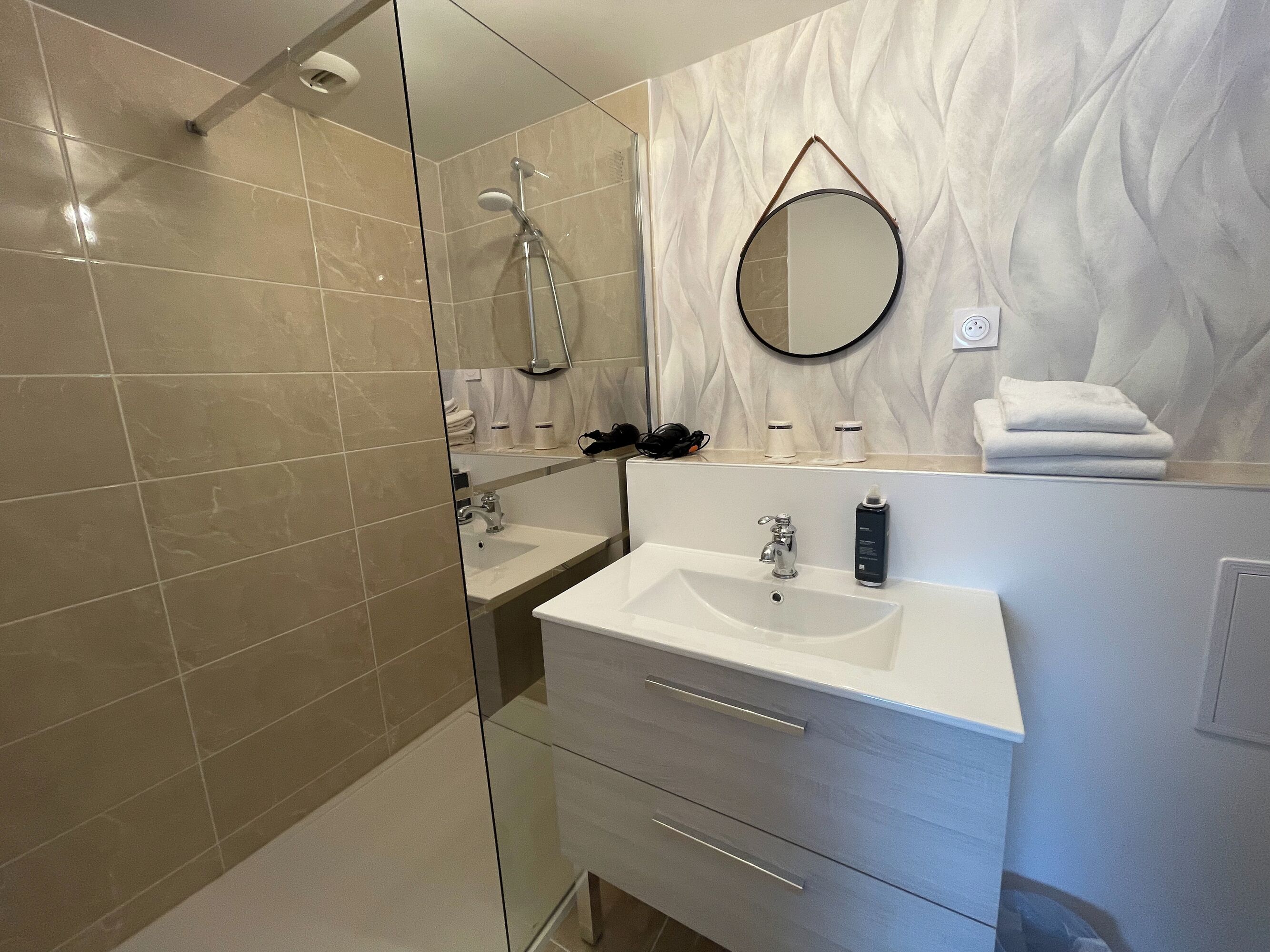 Superior Twin kamer | Badkamer | Een douche, handdoeken, zeep, shampoo