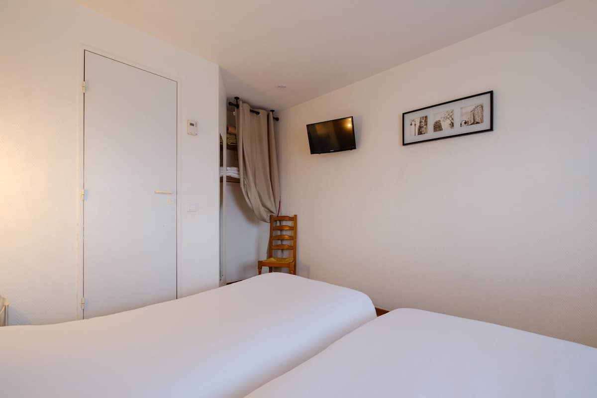 Desk, soundproofing, free WiFi, bed sheets