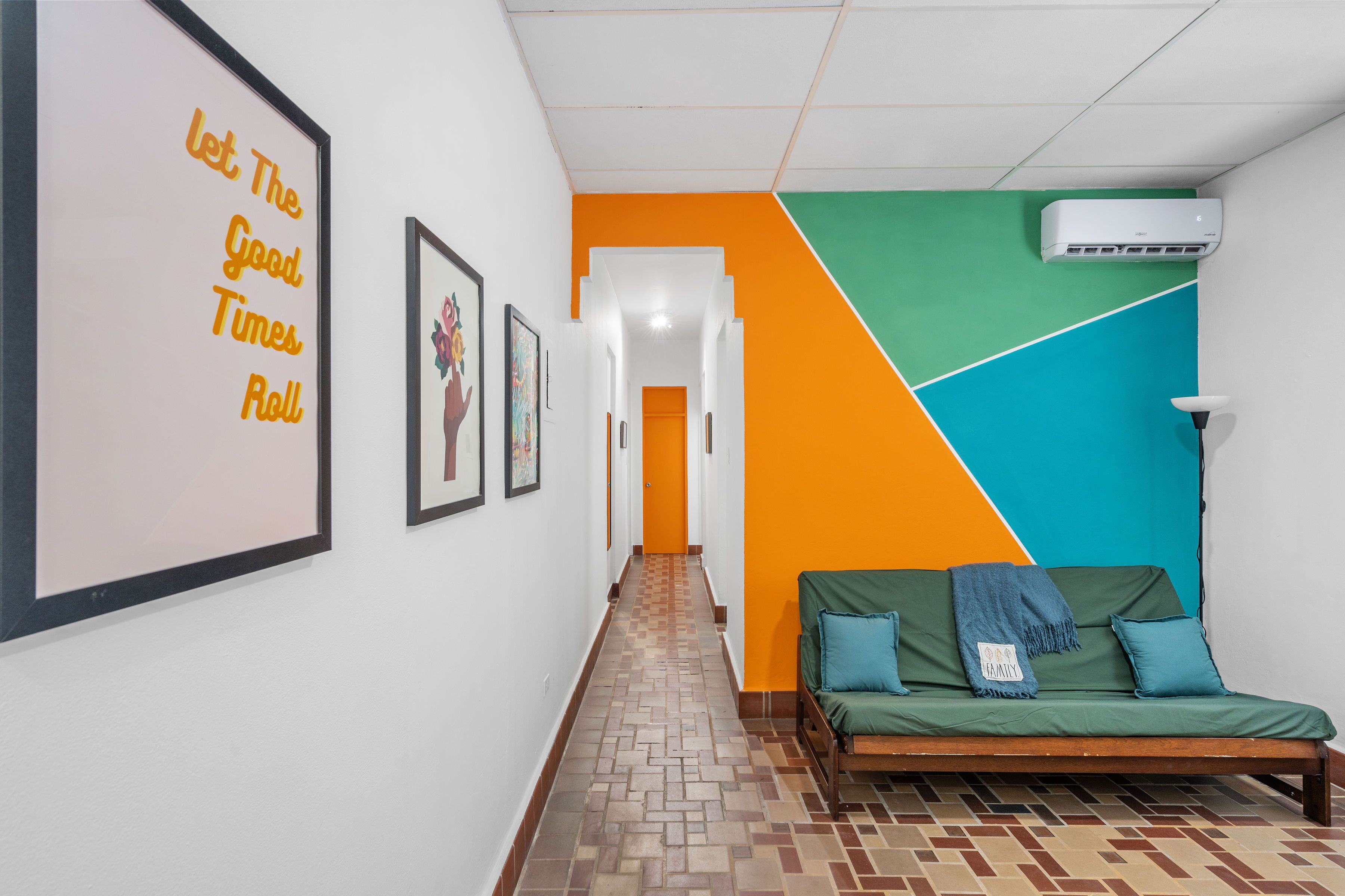 Fantastic city vibe next to coffeeshops, boutiques, restaurants