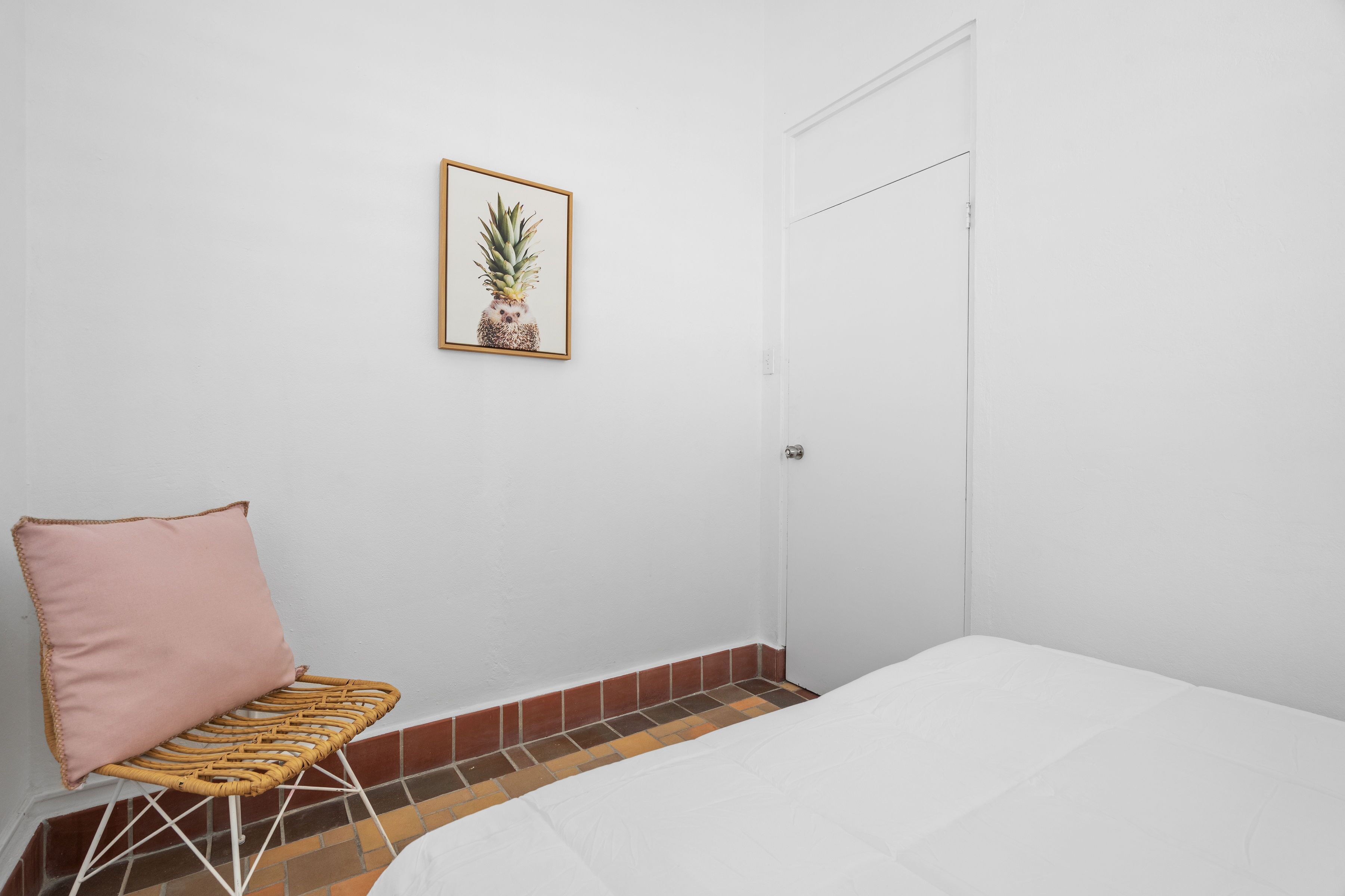 Fantastic city vibe next to coffeeshops, boutiques, restaurants