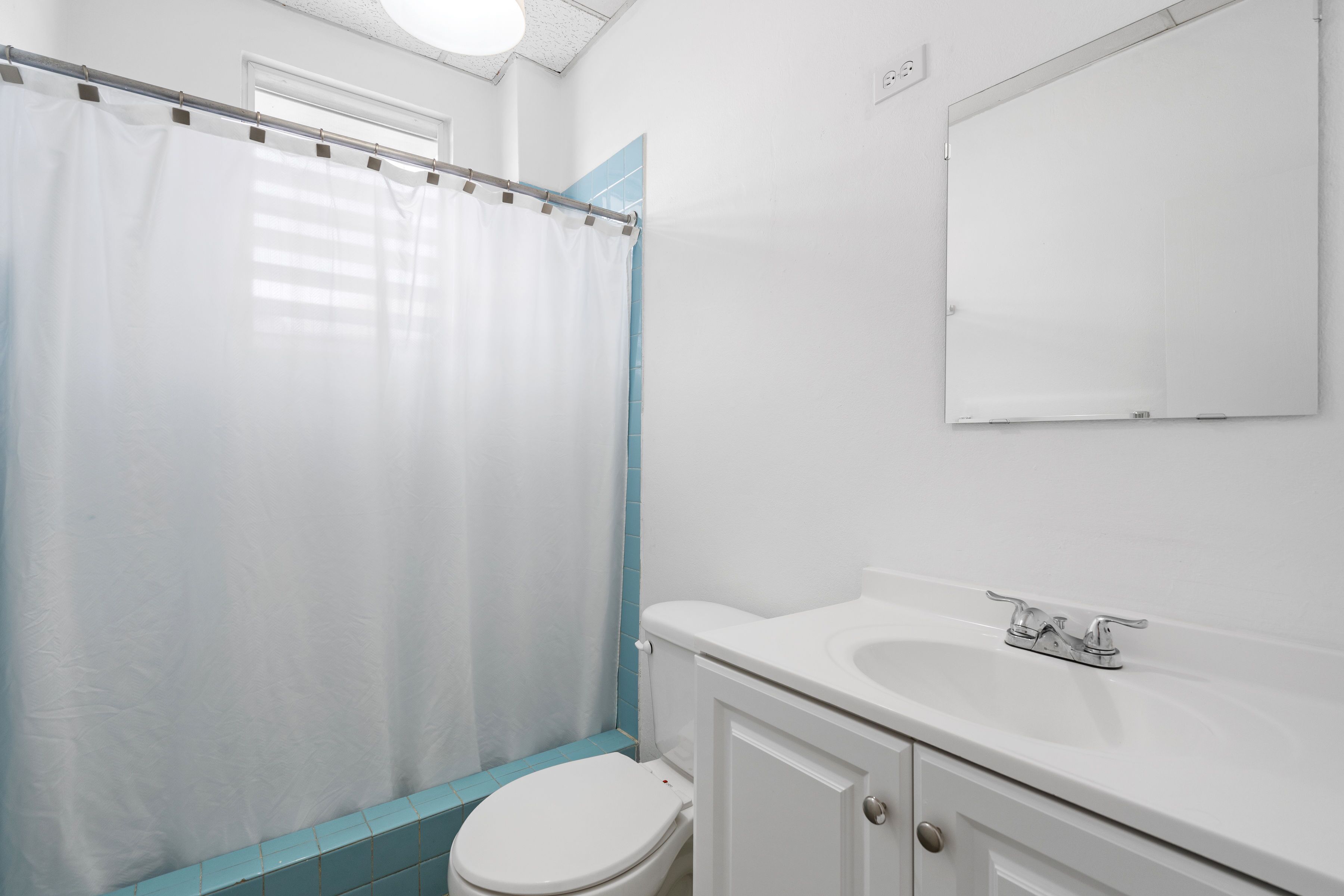 Fantastic city vibe next to coffeeshops, boutiques, restaurants