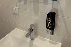 Habitación cuádruple estándar | Baño | Regadera, amenidades de baño gratuitas, secadora de cabello, toallas 