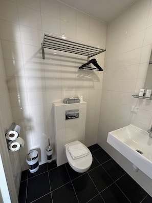 Standard Quadruple Room | Bathroom