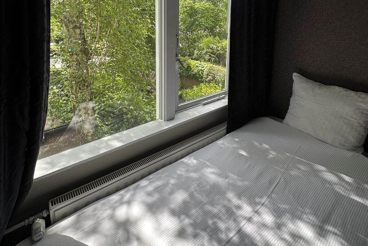 Chambre Standard avec lits jumeaux | Décoration personnalisée, ameublement personnalisé, bureau