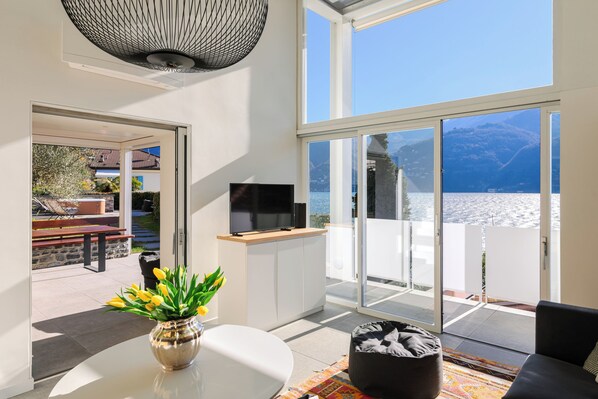 Smart TV, fireplace