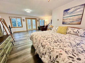 4 makuuhuonetta, työpöytä, silitysrauta/-lauta, vauvan matkasänky
