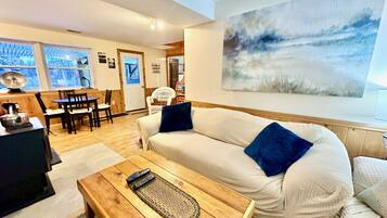 Fernseher, Kamin, Stereoanlage