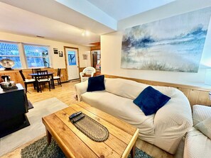 Fernseher, Kamin, Stereoanlage