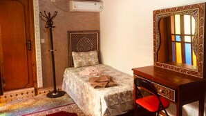Habitación triple básica | Wifi gratis, decoración personalizada y muebles diferentes