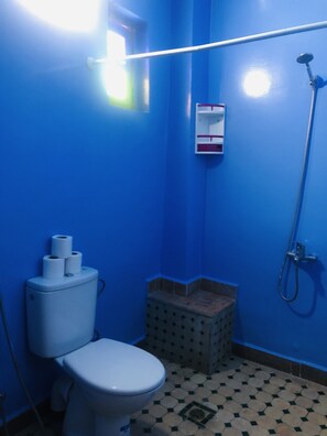 Comfort Quadruple Room | Bathroom | Free toiletries, hair dryer, towels - Famille Fahym (Fes)