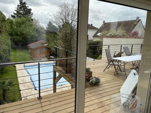 Outdoor dining - Maison Avec Piscine 15 min de Paris et 30 min de Disney (Le Perreux-sur-Marne)