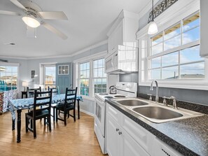 Frigorifero, microonde, forno, piano cottura