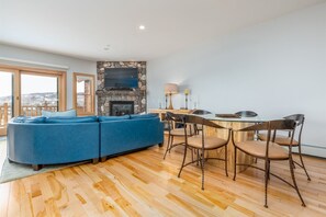 Televisión, chimenea y videojuegos