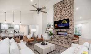 Smart-TV, Kamin, Tischtennisplatte