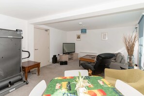 Basic Apartment, Multiple Beds | Dining