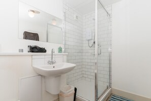 Basic Apartment, Multiple Beds | Bathroom | Shower, free toiletries, towels, soap