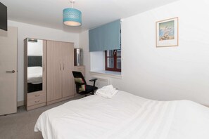 Basic Apartment, Multiple Beds | 2 bedrooms, bed sheets