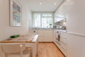 Basic Apartment, 1 Double Bed | Private kitchen | Fridge, microwave, oven, stovetop - Inviting & Peaceful 1BD Flat in Lambeth (London)