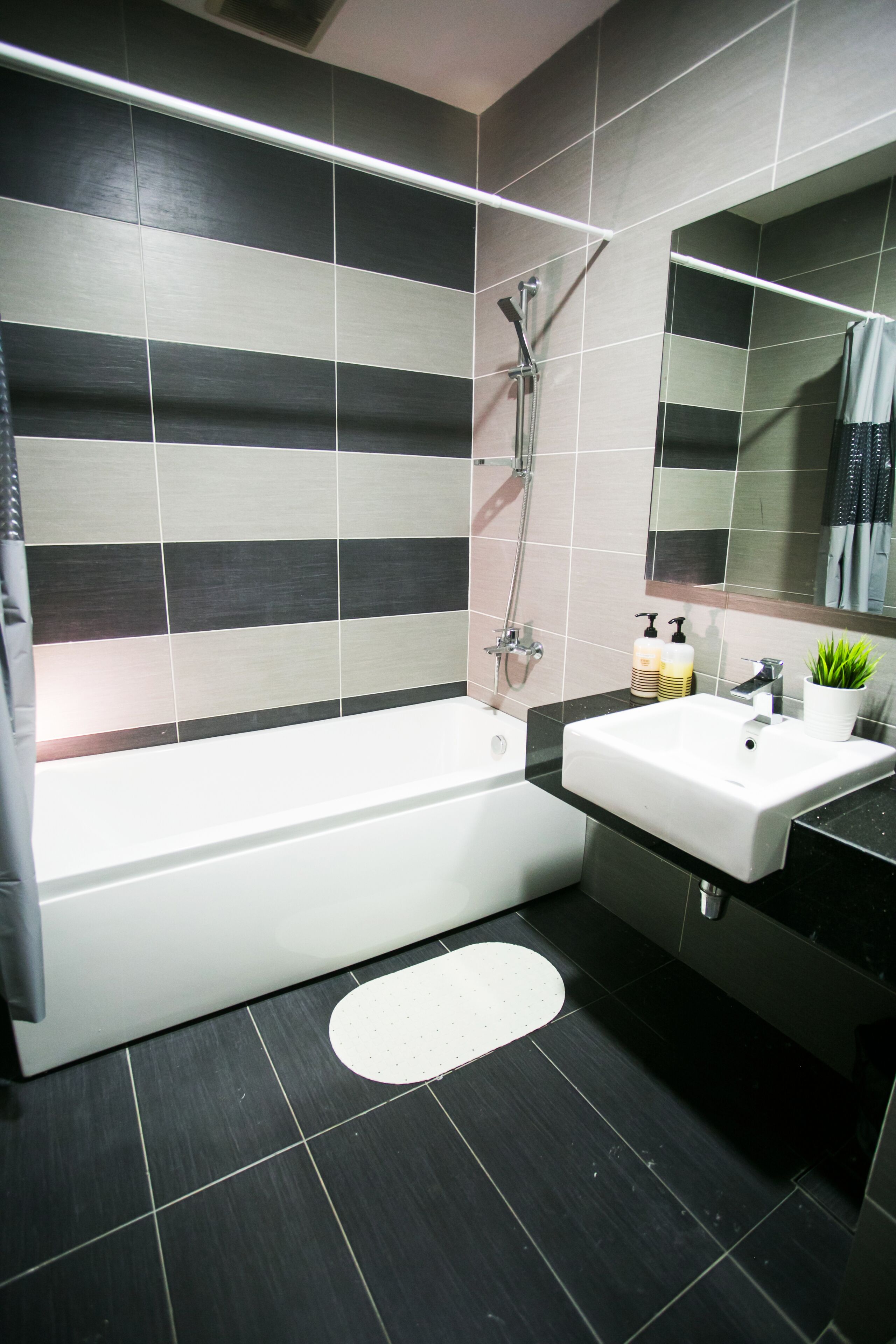 Un baño moderno con bañera, lavamanos y ducha.