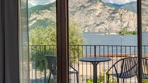 Loftsleilighet – deluxe, 2 soverom, terrasse, ved innsjø | Wi-fi (inkludert) og sengetøy