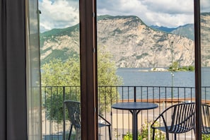 Deluxe Penthouse, 2 Bedrooms, Patio, Lakeside