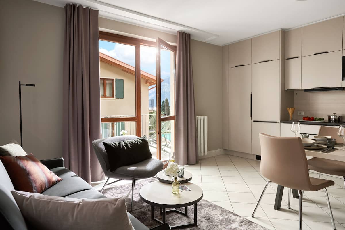 Ein modernes Wohnzimmer mit einer Couch, einem Couchtisch und einem Essbereich mit einem Stuhl.