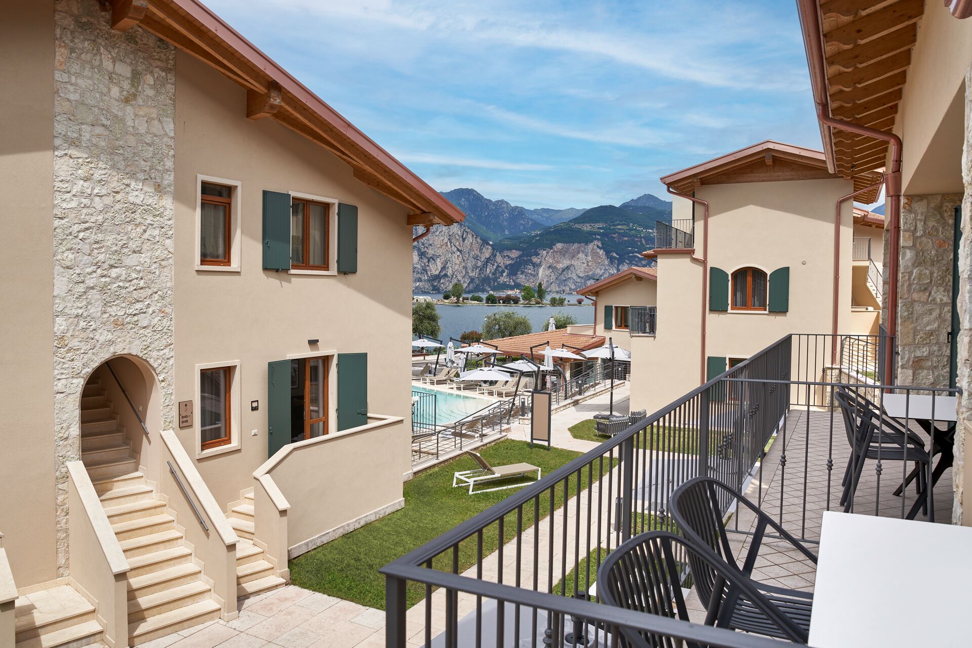 Ein Hotel mit Pool, Außenbereich und Bergblick.