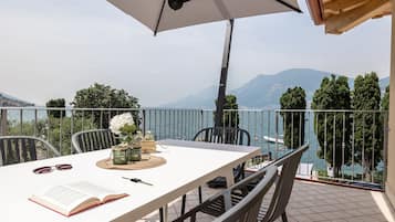 Penthouse Deluxe, 2 chambres, patio, en bord de lac | Terrasse/Patio