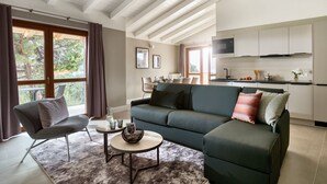 Loftsleilighet – deluxe, 2 soverom, terrasse, ved innsjø | Eget kjøkken | Kjøleskap, mikrobølgeovn, vannkoker og kjøkkenutstyr