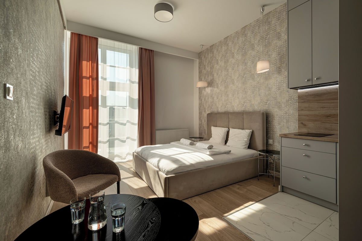 Hypo-allergenic bedding, iron/ironing board, free WiFi, bed sheets