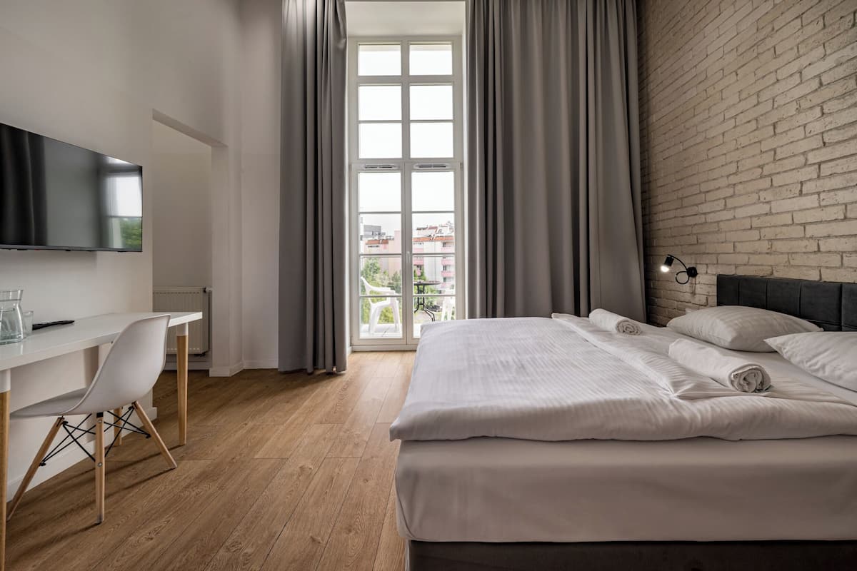 Studio Suite | Hypo-allergenic bedding available, iron/ironing board, WiFi (free)