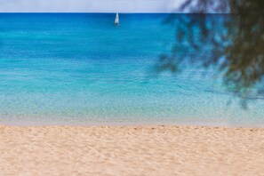 Plage à proximité, chaises longues, parasols