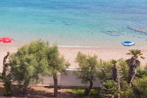 靠近海滩、沙滩椅、海滩遮阳伞