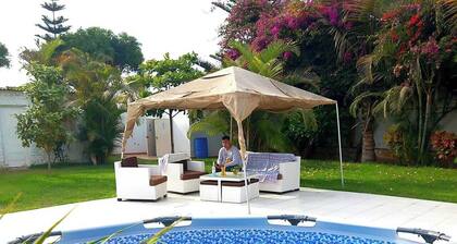 HERMOSA VILLA CON HABITACION PARA 5 PERSONAS , AMPLIOS JARDINES