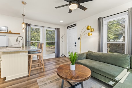 Smart-TV, Computerbildschirme. The Restful Retreat | 1Bed/1Bth Home | King Bed | Luxury Bath