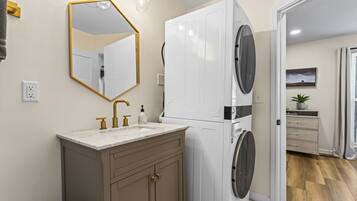 Dusche, Haartrockner, Handtücher