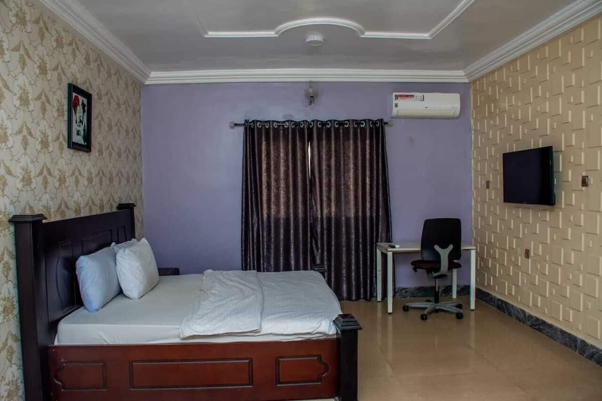 Deluxe Single Room | Desk