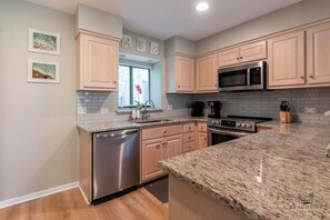 Fridge, microwave, stovetop, dishwasher