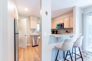 Frigorífico, microondas, horno y placa de cocina