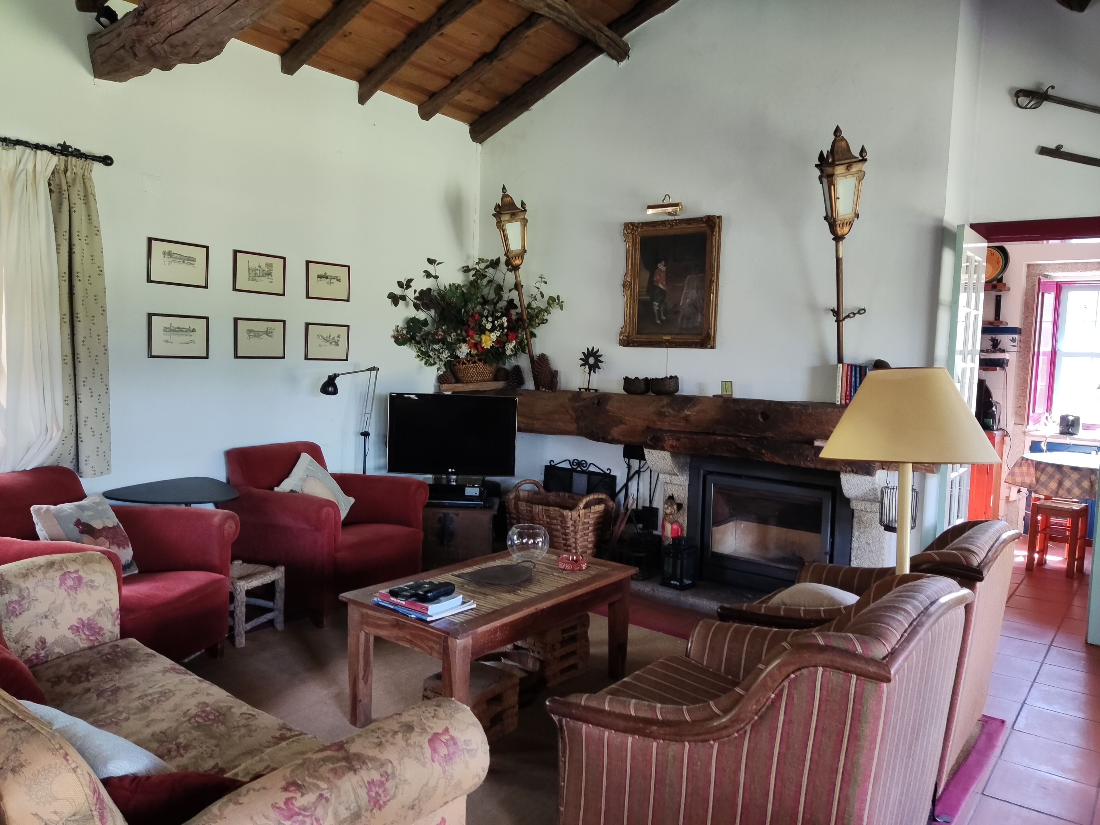 Una televisión, libros, un reproductor estéreo