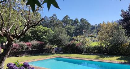 Landhaus mit Garten und Pool, in einem ruhigen Dorf zwischen Meer und Bergen