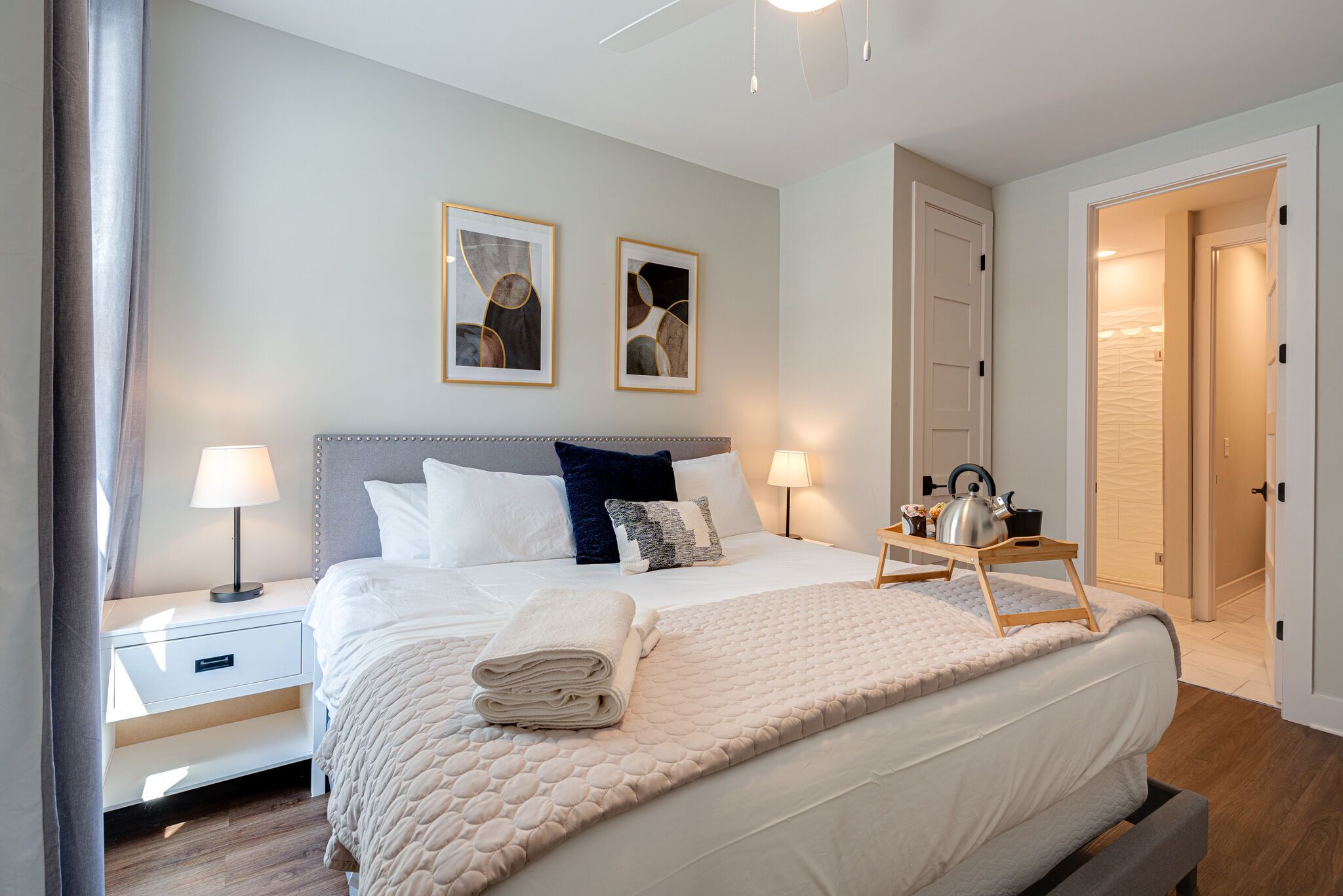 MELROSE MUSE - 2 CONDOS - MINS TO BROADWAY