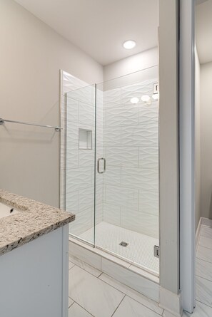 Combined shower/tub, hair dryer, towels