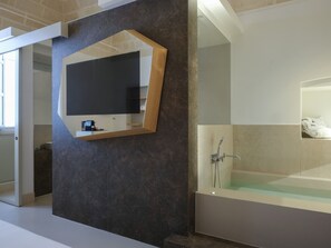 Habitación triple Deluxe | Minibar, caja de seguridad en la habitación y escritorio 