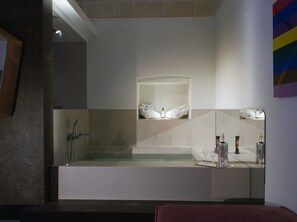 豪華三人房 | 迷你吧、客房內保險箱、書桌、遮光布/窗簾