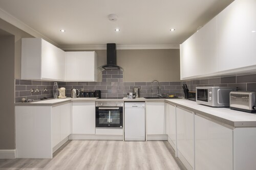 2 Bedroom Riverside Flat In Kingston , 1B