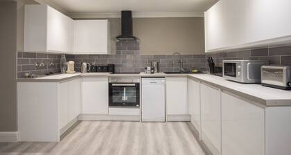 2 Bedroom Riverside Flat In Kingston , 1B