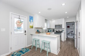 Een koelkast, een magnetron, een vaatwasser