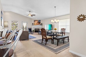 Dining - June 23-26 Open* Family Beach House* Walk to Beach & Shops*Community Pool/ Grill (Miramar Beach)